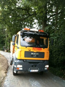 Nur mit dem Truck noch massiver unterwegs als mit seiner Bassposaune. Gerald im LKW des Familienunternehmens Pöttinger Baggerungen.